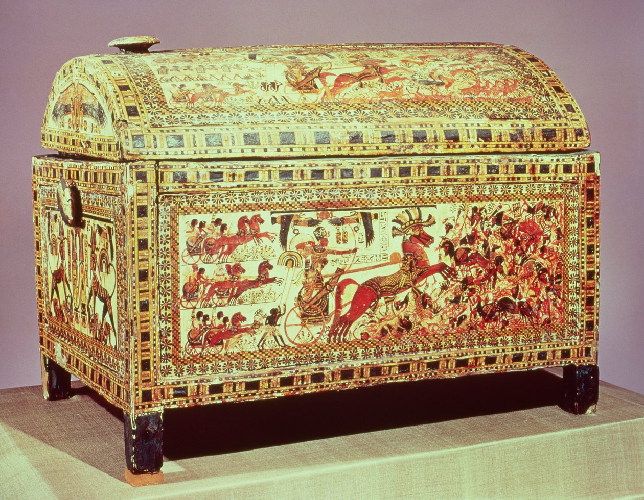 توت عنخ آمون (c.1370-1352 قبل الميلاد) على مركبته التي تهاجم الآسيويين ، جانب الصدر ، المملكة الحديثة ، c.1340 قبل الميلاد (الخشب المطلي) (انظر أيضًا 192484) بواسطة مصري