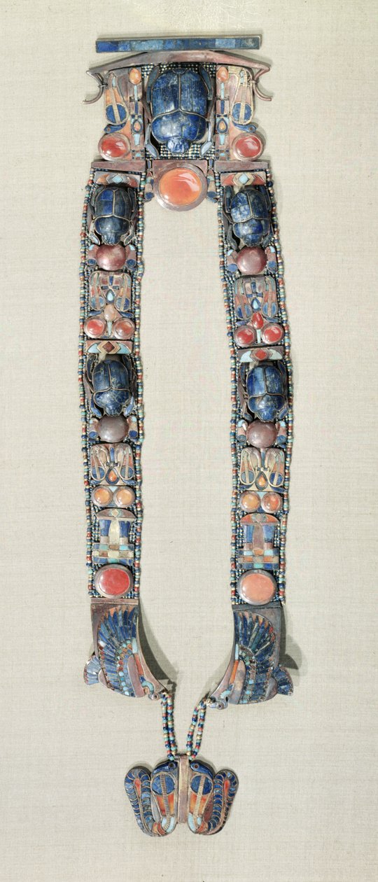 قلادة الملوك على شكل قارب يظهر رمز قيامة الآلهة ، من قبر توت عنخ آمون c.1370-52 قبل الميلاد ذهب المملكة الحديثة والأحجار شبه الكريمة بواسطة الأسرة الثامنة عشر المصرية