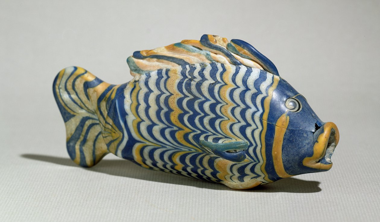 إناء تجميلي على شكل سمكة ، من تل العمارنة ، المملكة الحديثة ، c.1390-1336 قبل الميلاد (زجاج متعدد الألوان) (انظر أيضًا 348552) بواسطة الأسرة الثامنة عشر المصرية