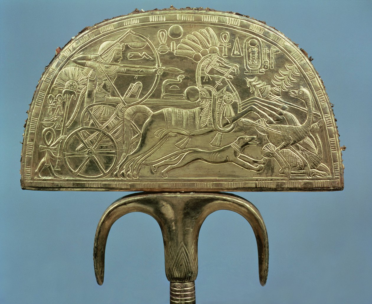 مروحة ريش النعام من مقبرة توت عنخ آمون (1370-1352 قبل الميلاد) المملكة الحديثة (الخشب المغطى بورق الذهب) (انظر أيضًا 227989) بواسطة الأسرة الثامنة عشر المصرية