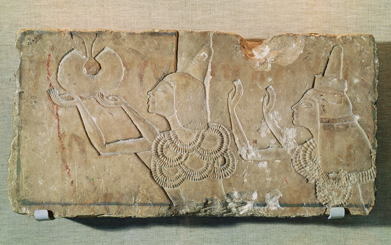 Stele يصور أي (1352-48 قبل الميلاد) وزوجته تايي ، يحصلان على الذهب من المكافأة ، كرمز لتقدير إخناتون ، من كنيسة قبر أي في تل العمارنة ، المملكة الجديدة (الحجر الجيري المنحوت بواسطة الأسرة الثامنة عشر المصرية