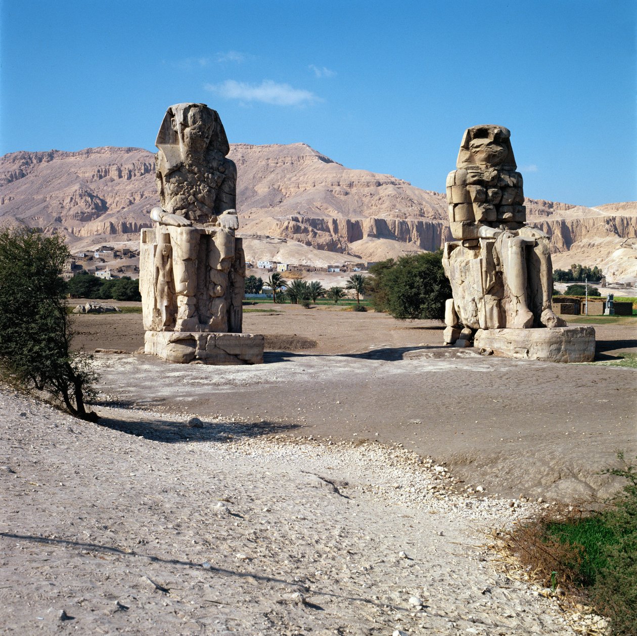 تمثال ممنون ، تماثيل أمنحتب الثالث ، 1375-1358 قبل الميلاد بواسطة الأسرة الثامنة عشر المصرية