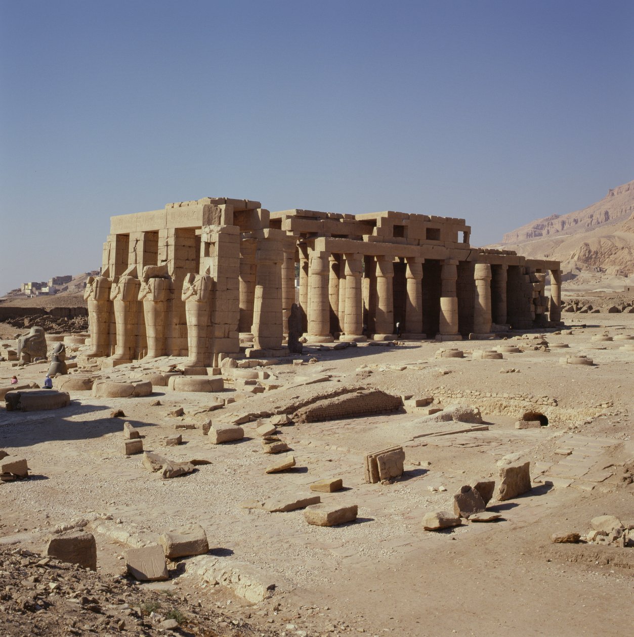 شخصيات أوزريد لرمسيس الثاني (1279-1213 قبل الميلاد) تحيط بجدار المحكمة الثانية ، المملكة الحديثة ، بواسطة الأسرة المصرية التاسعة عشرة