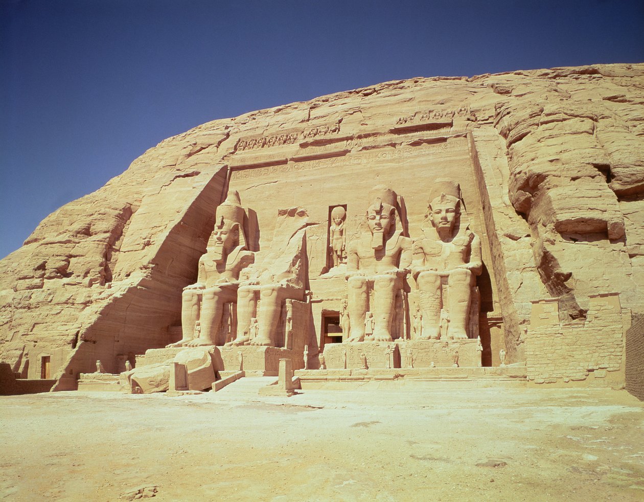 واجهة معبد رمسيس الثاني ، المملكة الحديثة ، ج 1279-1213 قبل الميلاد بواسطة الأسرة المصرية التاسعة عشرة