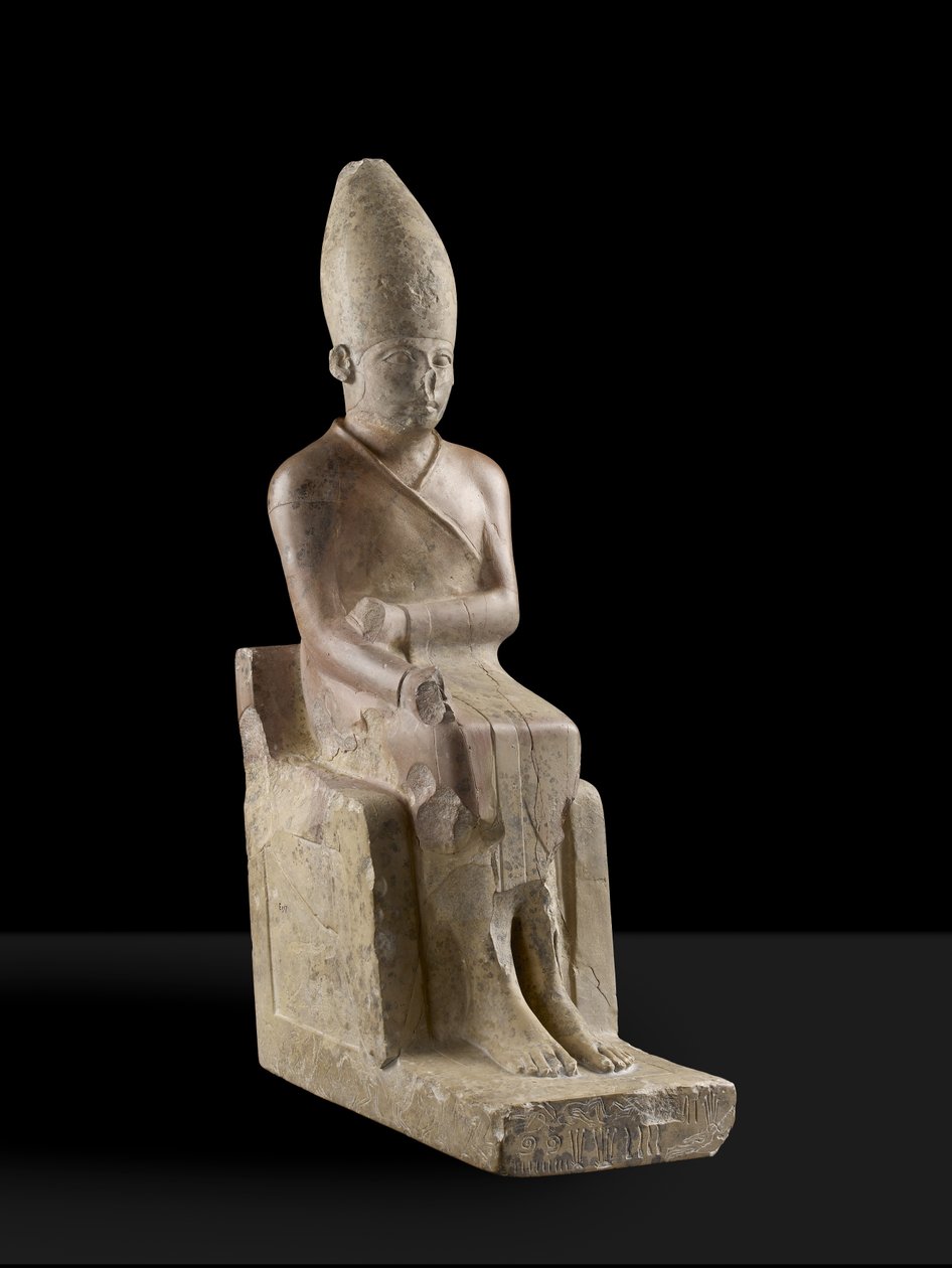 تمثال جالس لفرعون خاسخيم مع أعداء محتلين حول القاعدة ، Hierakonpolis ، c.2700 قبل الميلاد (الحجر الجيري) بواسطة الأسرة الثانية المصرية