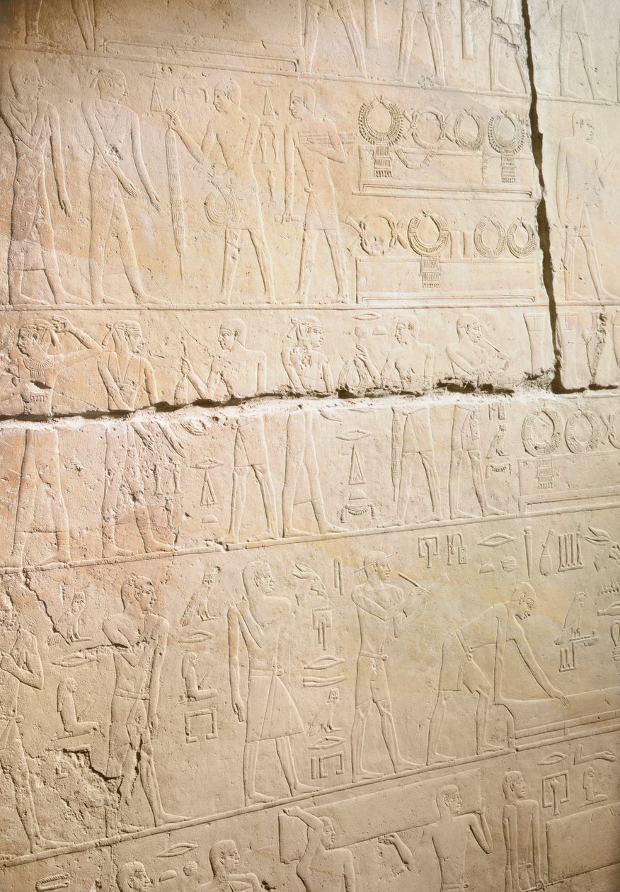 نقش من مصطبة أخطيتب التي تصور استبدال القلادات من سقارة ، المملكة القديمة (الحجر الجيري المطلي) بواسطة الأسرة الخامسة المصرية