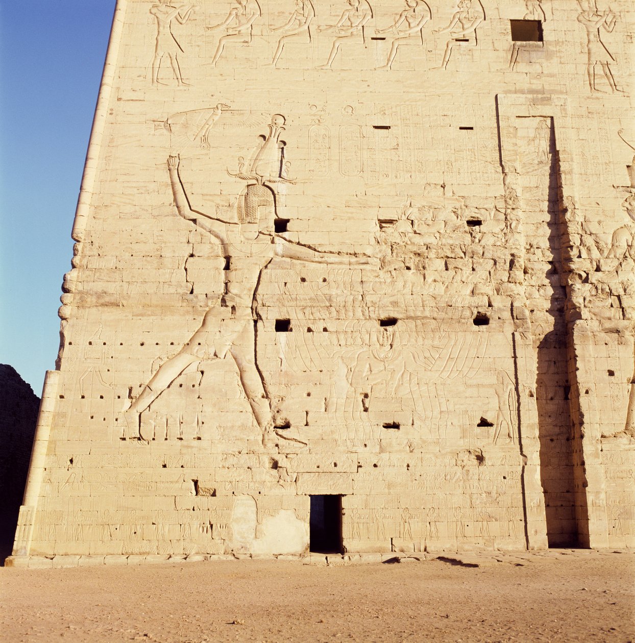 بطليموس الثاني عشر (c.112-51 قبل الميلاد) يضرب أعدائه ، من بوابة مدخل معبد حورس بواسطة الفترة البطلمية المصرية