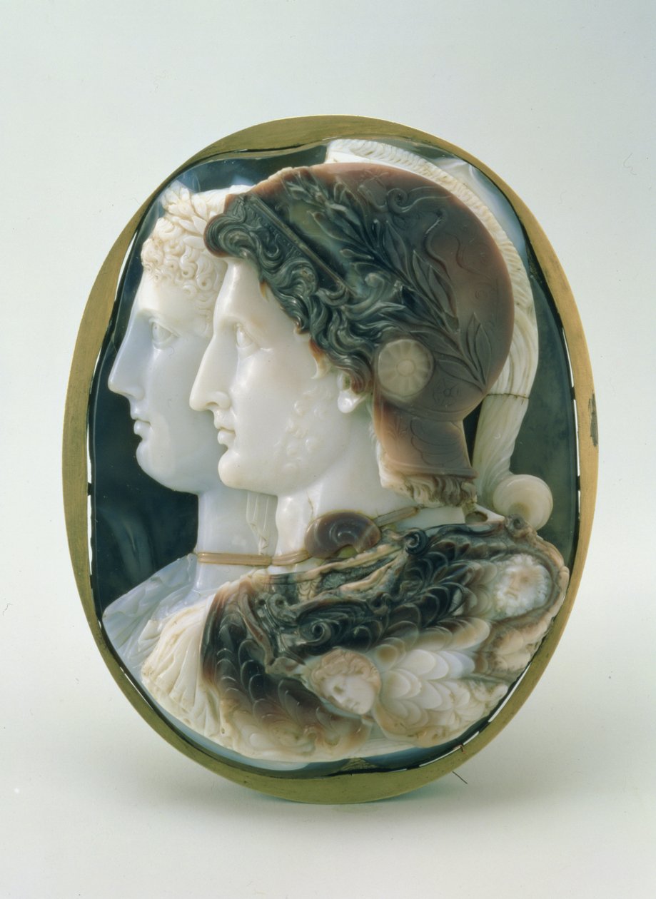 The Gonzaga Cameo ، يصور بطليموس الثاني فيلادلفيا (285-246 قبل الميلاد) وزوجته أرسينوي يصوران كآلهة البانثيون اليوناني ، صنع في الإسكندرية ، القرن الثالث قبل الميلاد (جزع عقيقي) بواسطة الفترة البطلمية المصرية