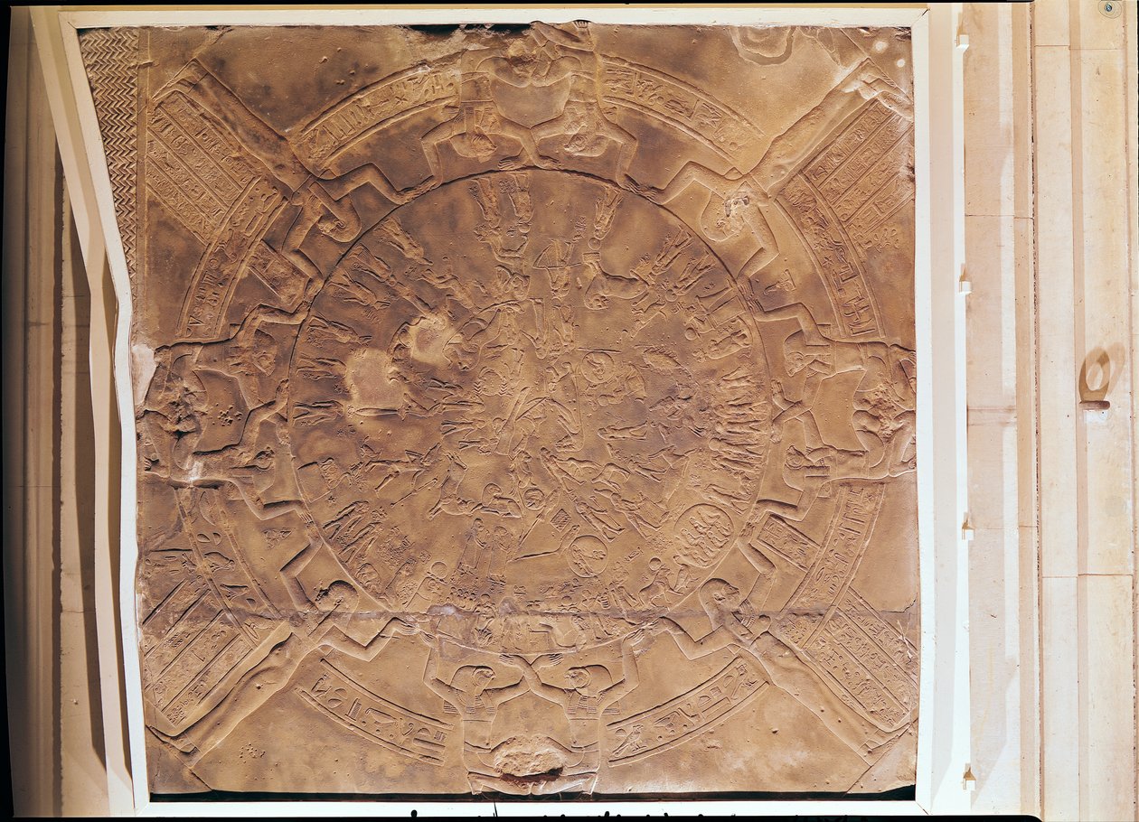 زودياك دينداراه ، من سقف كنيسة صغيرة (ناووس) في معبد حتحور في دينداراه (الحجر الرملي) (انظر أيضًا 326926 التفاصيل) بواسطة الفترة البطلمية المصرية