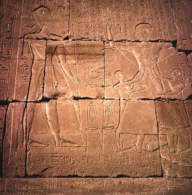 نقش يصور فرعونًا وعائلته (الحجر الرملي) (انظر أيضًا 59220) بواسطة مصري