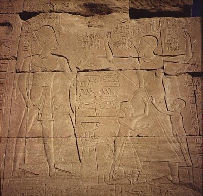 نقش يصور فرعونًا وعائلته (الحجر الرملي) (انظر أيضًا 59222) بواسطة مصري