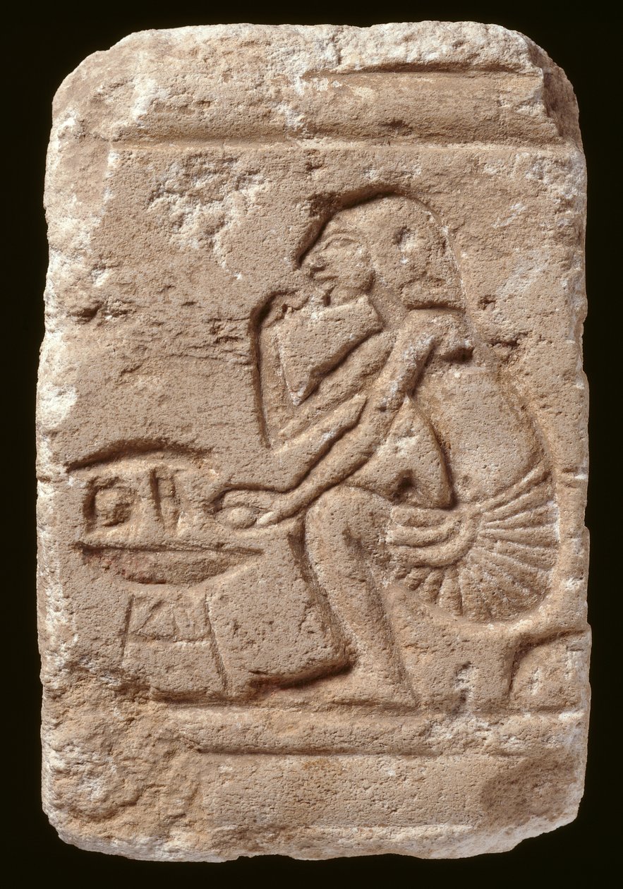 نقش رجل جالس بجوار طاولة ، عصر العمارنة (الحجر الجيري) بواسطة مصري