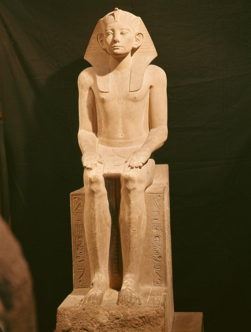 تمثال جالس لأمينمحات الثالث (1843-1798 قبل الميلاد) (الحجر الجيري) بواسطة الأسرة الثانية عشرة المصرية