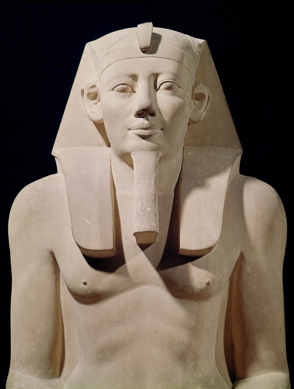 تمثال جالس لـ Sesostris I (1971-28 قبل الميلاد) ، في الأصل من المعبد الجنائزي في Sesostris I في Al Lisht (الحجر الجيري) (التفاصيل) بواسطة الأسرة الثانية عشرة المصرية