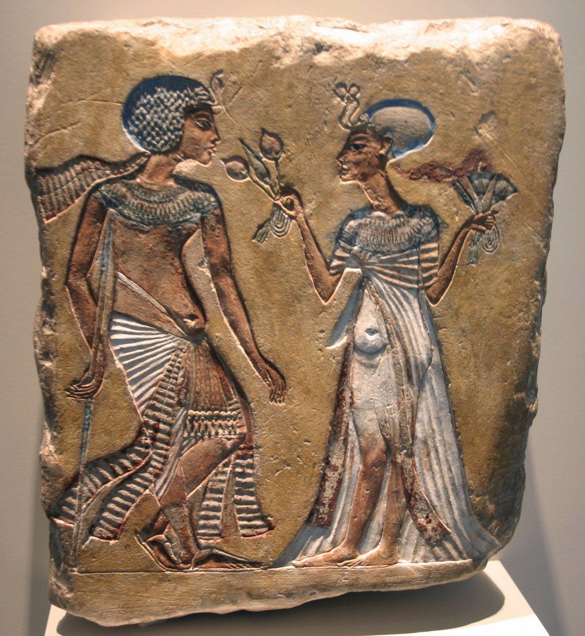 أخناتون (1353-1336 قبل الميلاد) ونفرتيتي (1370 قبل الميلاد - 1330 قبل الميلاد) الزوجة الملكية العظيمة للفرعون المصري إخناتون. ارتياح في المتحف المصري بمتحف التيس برلين. بواسطة الأسرة الثامنة عشر المصرية