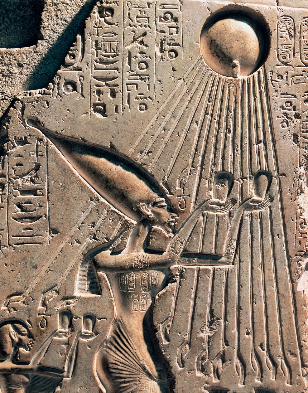 العصور القديمة المصرية القديمة: نقش بارز يصور أمينوفيس الرابع (أخناتون أو أمنحتب) (1352-1338 قبل الميلاد) وعائلته تكريمًا للإله آتون. التفاصيل تمثل الفرعون. 1364-1347 قبل الميلاد (الحجر الجيري) بواسطة الأسرة الثامنة عشر المصرية