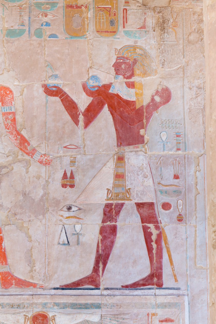نقش بارز يصور فرعون يقدم القرابين ، معبد حتشبسوت بالدير البحري ، الأقصر ، مصر (صورة) بواسطة الأسرة الثامنة عشر المصرية