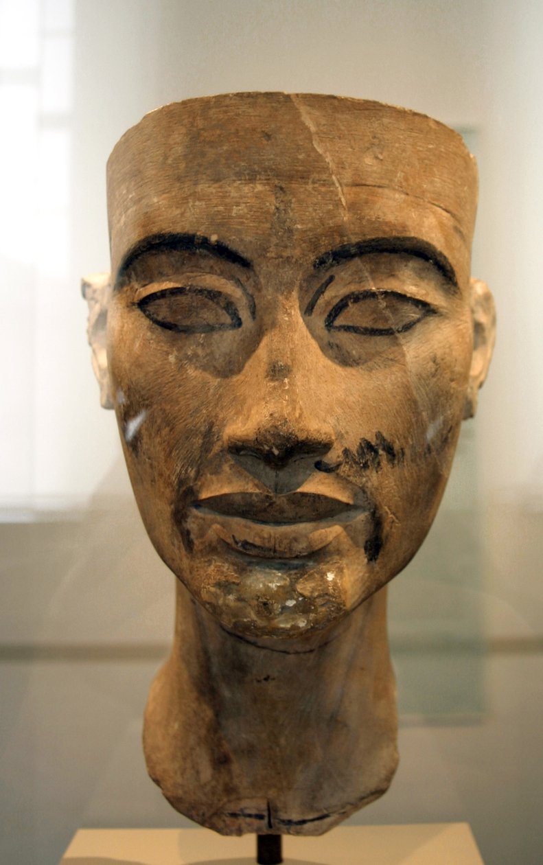 تمثال نصفي لنفرتيتي (1370 - 1330 قبل الميلاد) الزوجة الملكية العظيمة (القرين الرئيسي) للفرعون المصري إخناتون. اشتهرت نفرتيتي وزوجها بثورة دينية. بدأوا في عبادة إله واحد فقط ، آتون ، قرص الشمس. بواسطة الأسرة الثامنة عشر المصرية