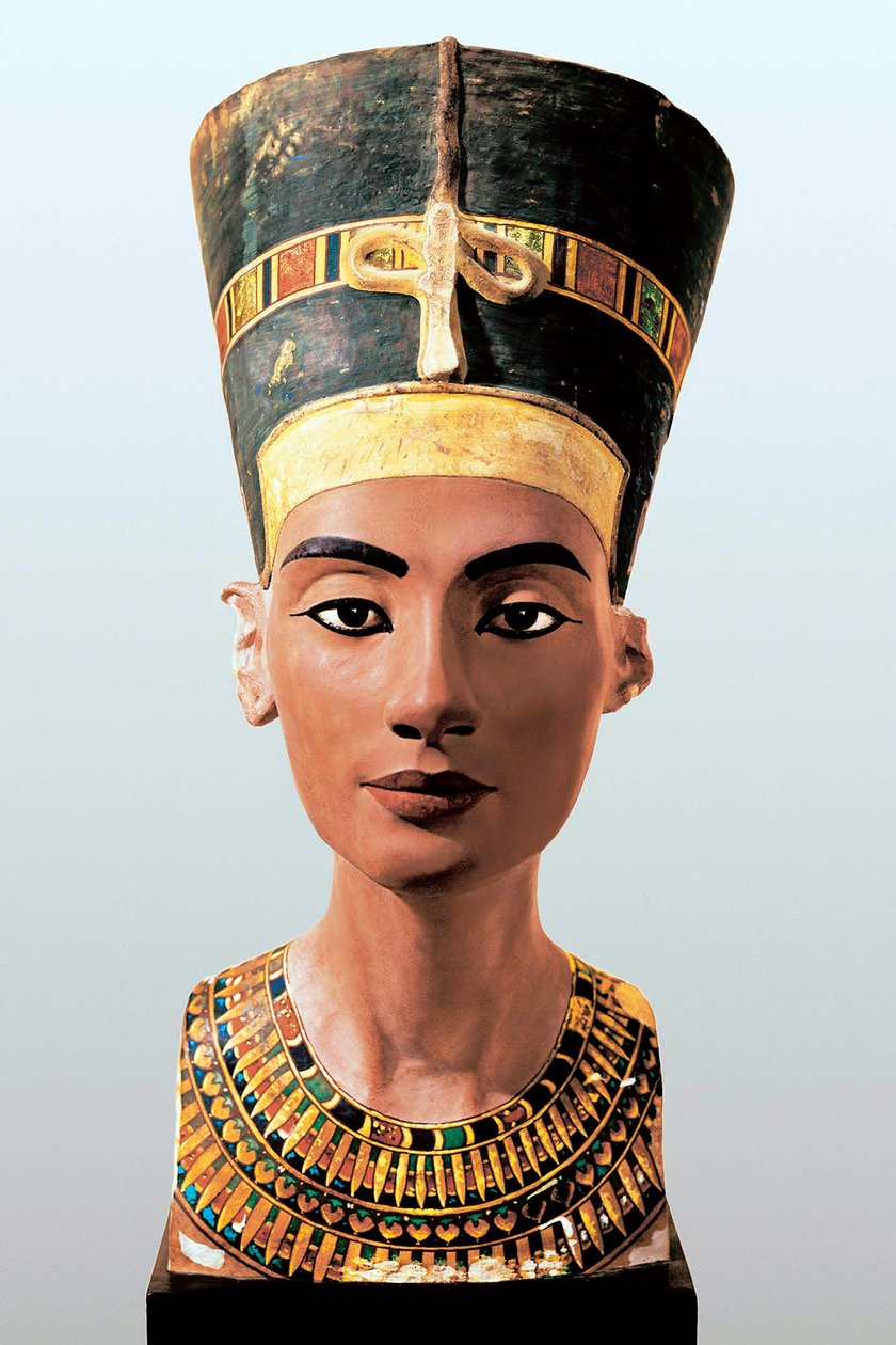 تمثال نصفي للملكة المصرية نفرتيتي (1353-1336 قبل الميلاد) ، زوجة الفرعون أمينوفيس الرابع أخناتون بواسطة الأسرة الثامنة عشر المصرية