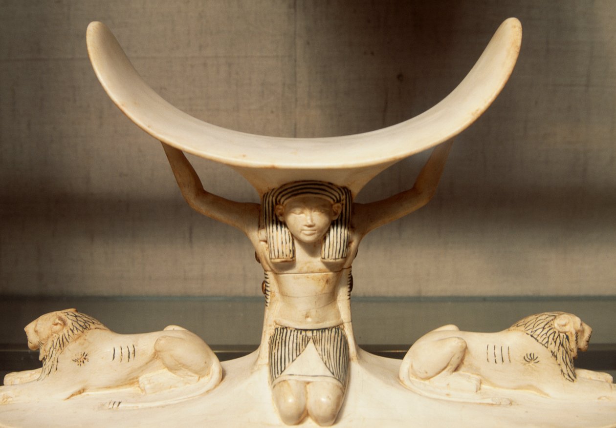 Carved ivory headrest supported by Shu, personification of air, from the Tomb of Tutankhamun, Egyptian civilization, XVIII Dynasty بواسطة الأسرة الثامنة عشر المصرية