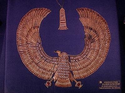 طوق على شكل إلهة النسر نخبِت ، من مقبرة توت عنخ آمون (1370-52 قبل الميلاد) المملكة الحديثة (ذهب مرصع بأحجار شبه كريمة) (انظر أيضًا 227994) بواسطة الأسرة الثامنة عشر المصرية