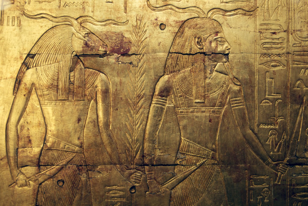 الآلهة، منقوشة على اللوحة الخلفية لمصلى الدفن الثالث المغطاة بالذهب، خزانة توت عنخ آمون، مصر، الحضارة المصرية، المملكة الحديثة، الأسرة الثامنة عشرة بواسطة الأسرة الثامنة عشر المصرية