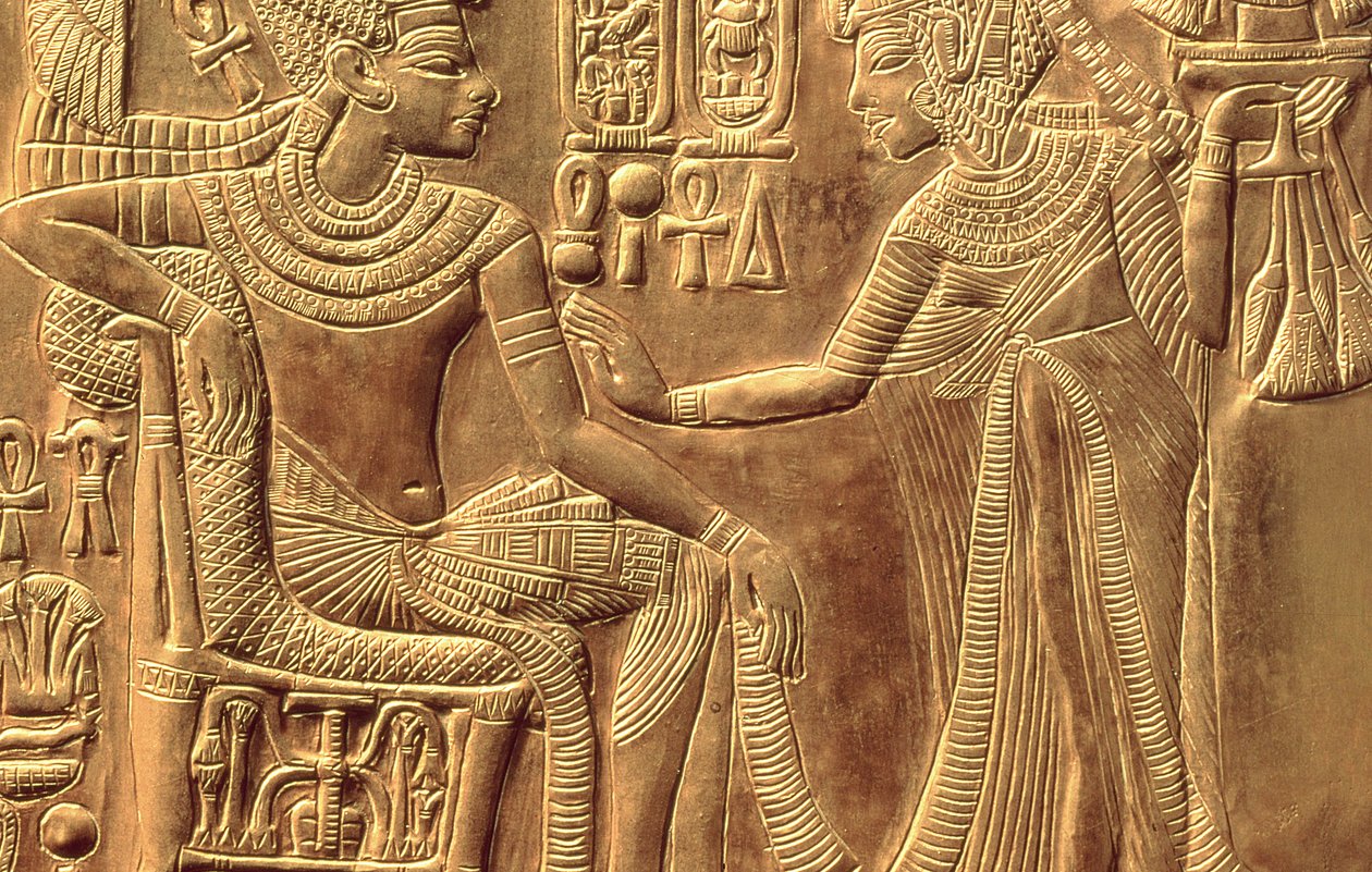 تفاصيل من ضريح توت عنخ آمون الذهبي (حوالي 1370-52 قبل الميلاد) يصور الملكة تمسحه برائحة غير مهذبة ، المملكة الحديثة (خشب مغطى بجيسو مغطى بصفائح ذهبية) (تفاصيل 148191) بواسطة الأسرة الثامنة عشر المصرية