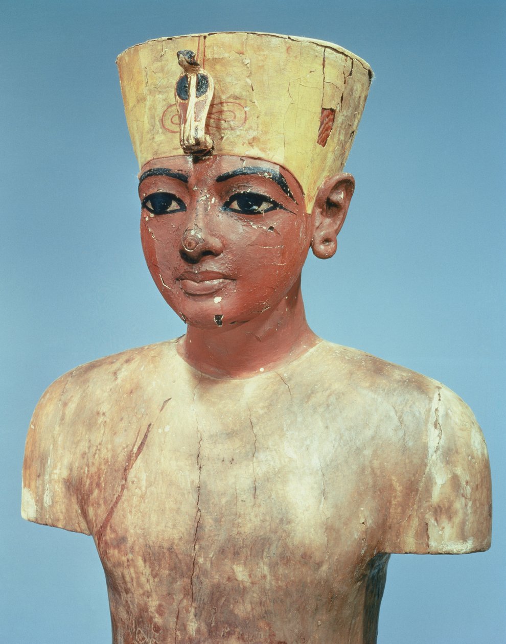 دمية الشاب توت عنخ آمون (1370-52 قبل الميلاد) وهو يرتدي حلاً وسطًا بين تاج ملوك مصر السفلى وغطاء رأس نفرتيتي (خشب مطلي وجص) (انظر 148193) بواسطة الأسرة الثامنة عشر المصرية