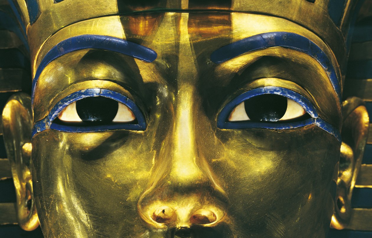 Egypt, Thebes, Luxor, Valley of the Kings, Tomb of Tutankhamon, Treasures of Tutankhamon, Gold mask of the pharaoh بواسطة الأسرة الثامنة عشر المصرية