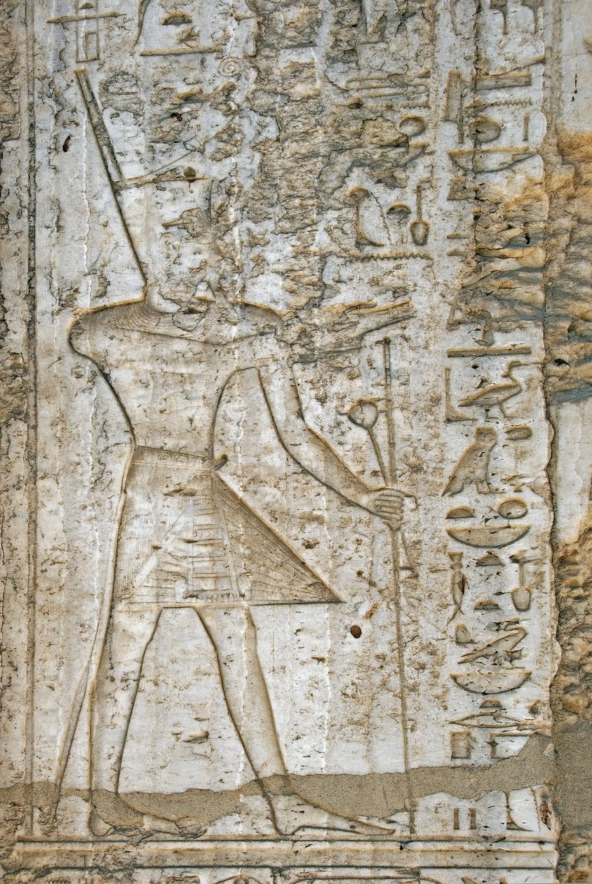 العصور القديمة المصرية: تفاصيل نقوش مصلى ألباستر للفرعون تحتمس الرابع (1419-1387 قبل الميلاد) تمثله وهو يحمل رموز القوة. متحف معبد الكرنك المفتوح مصر بواسطة الأسرة الثامنة عشر المصرية