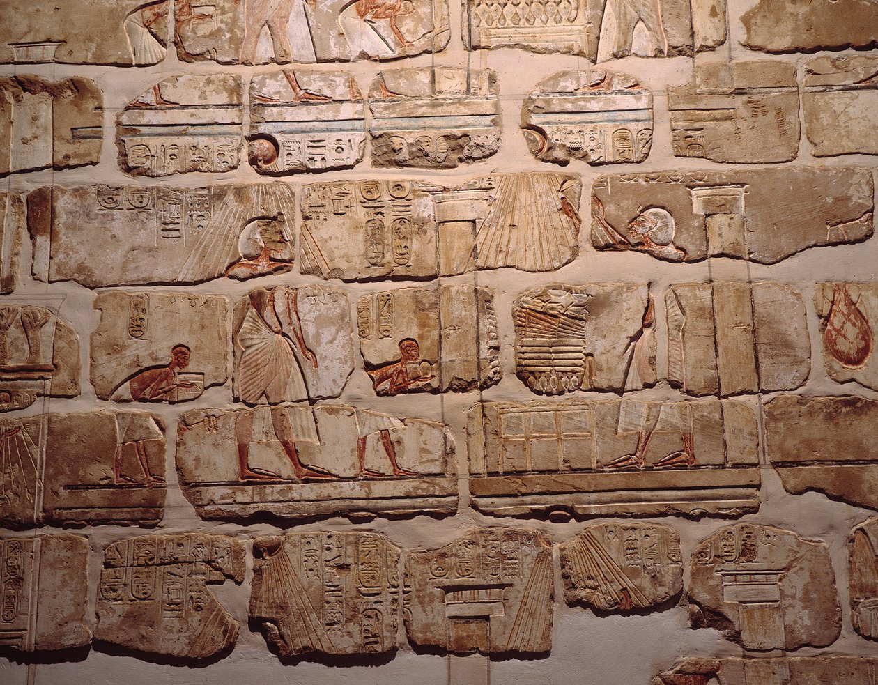 الآثار المصرية: "" عبادة الشمس "جزء من الجدار باللون الأخضر من Amenophis IV إلى الأقصر. 1365-1360 ق. اسرة الاقصر الثامنة عشر - متحف الفن المصرى بواسطة الأسرة الثامنة عشر المصرية