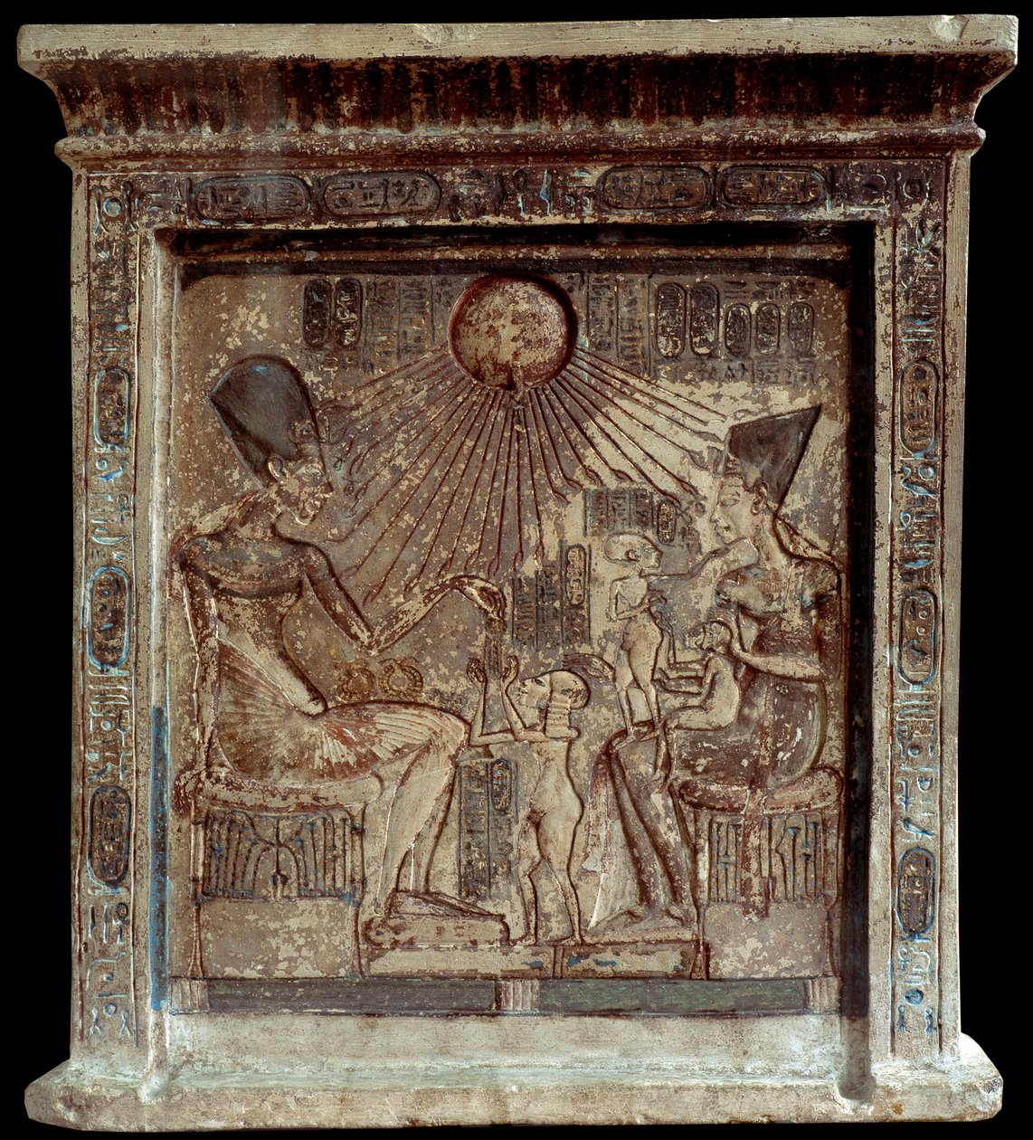 الملكة المصرية نفرتيتي (1353-1336 قبل الميلاد) مع الفرعون أمينوفيس الرابع (أخناتون أو أمنحتب) (1352-1338 قبل الميلاد) وأطفالهما. الأسرة الثامنة عشر ، الإمبراطورية الجديدة. القاهرة ، المتحف المصري بواسطة الأسرة الثامنة عشر المصرية