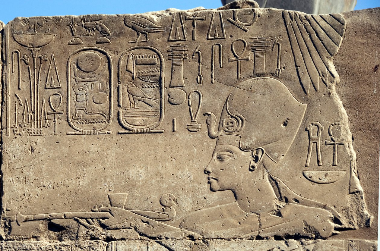 الأنتيكيت المصري: نقش منخفض يمثل الفرعون حورمحب بواسطة الأسرة الثامنة عشر المصرية