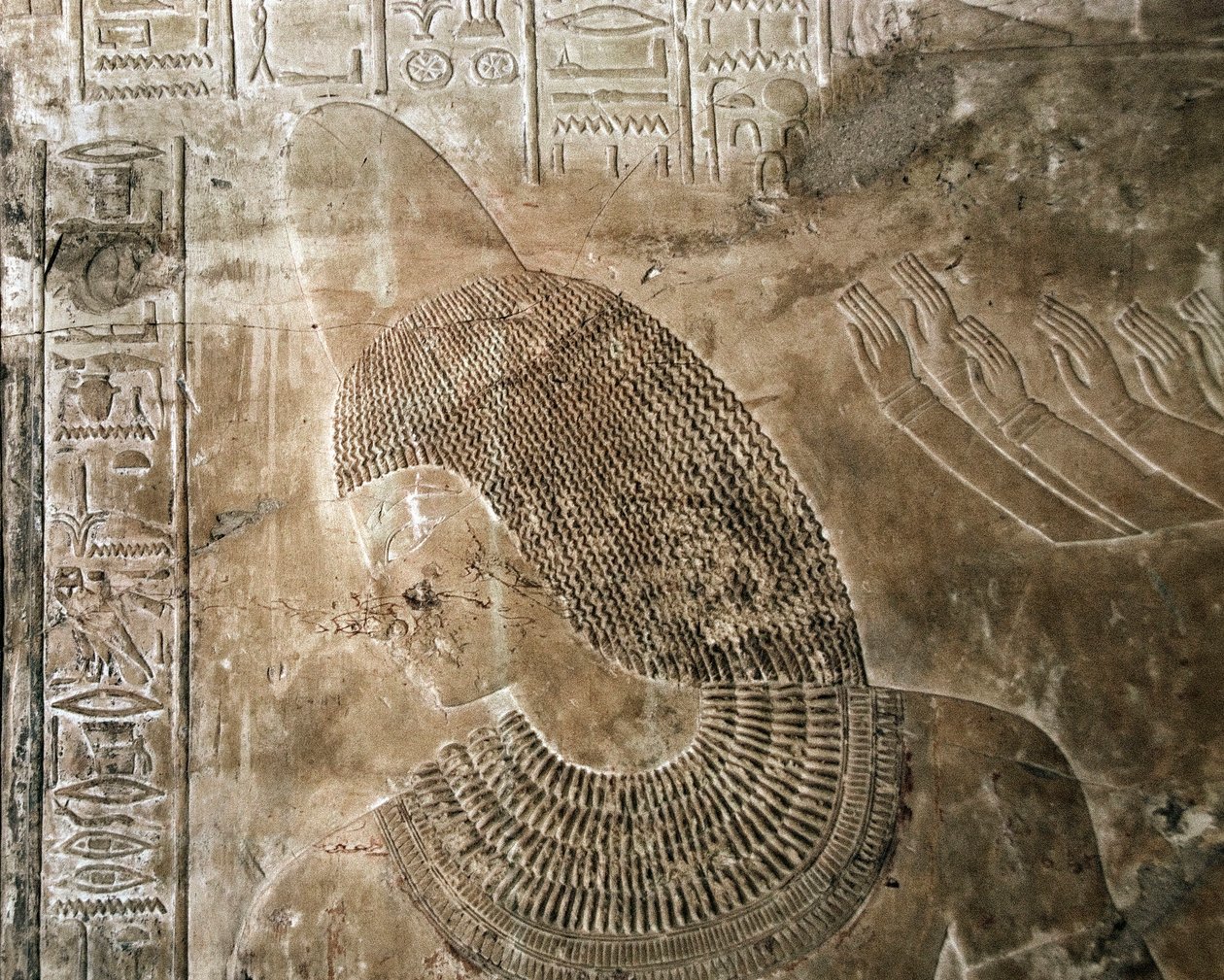 أثر مصري: نقش من قبر خا أم حت (خايمهات) مفتش السندرات والكاتب في بلاط أمينوفيس الثالث (TT57) يصور شخصية ترتدي مخروطًا. الأسرة الثامنة عشر. 1530-1290 ق. وادي النبلاء. الأقصر ، الضفة الغربية ، مصر بواسطة الأسرة الثامنة عشر المصرية