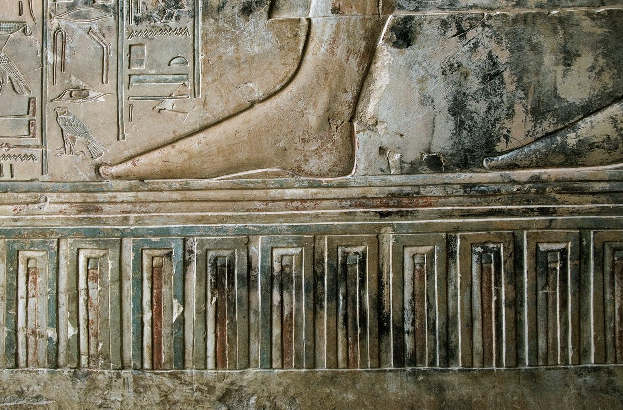 الأثر المصري: نقش يمثل قدم الكاتب وهو يغادر القبر وإفريز القصر لقبر خا أم حت (خايمهات) مفتش السندرات والكاتب في بلاط أمينوفيس الثالث (TT57). الأسرة الثامنة عشر. 1530-1290 ق. وادي النبلاء. إل بواسطة الأسرة الثامنة عشر المصرية