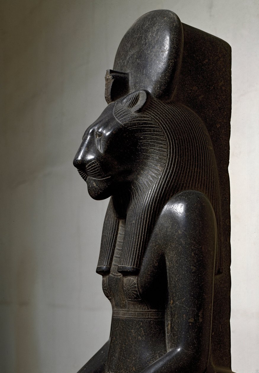 الأنتيكيت المصري: توج الإله اللبؤة سخمت بالقرص الشمسي. تمثال من الجرانيت الأسود. 1540-1295 ق. خافت. 210 سم تورينو المتحف المصري بواسطة الأسرة الثامنة عشر المصرية