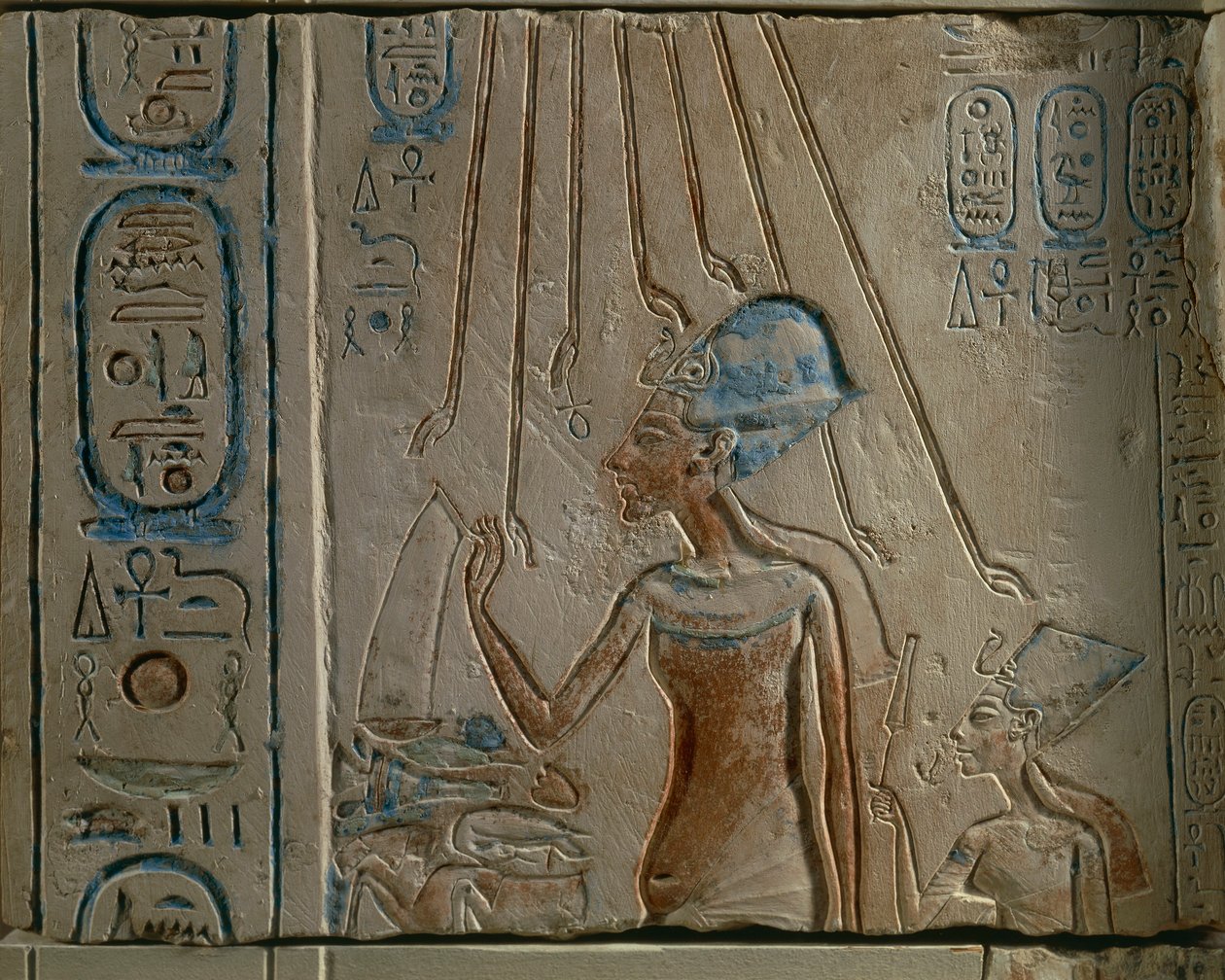 نقش مصري يمثل إخناتون ونفرتيتي يعبدون قرص الشمس ، من تل العمارنة ، مصر ، المملكة الحديثة ، الأسرة الثامنة عشر بواسطة الأسرة الثامنة عشر المصرية