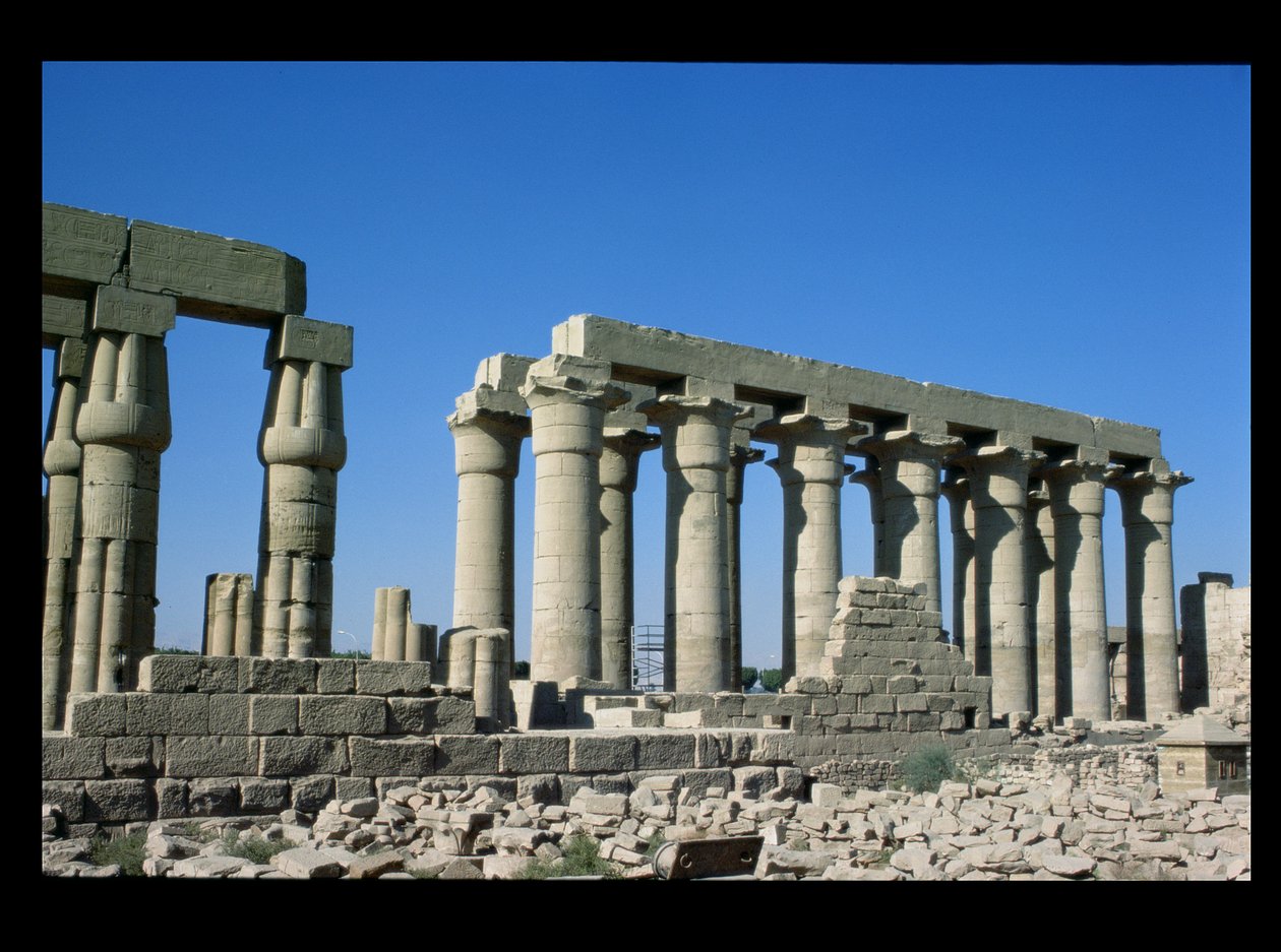 منظر خارجي من الجنوب لرواق Amenophis III (1403-1365 قبل الميلاد) المملكة الحديثة بواسطة الأسرة الثامنة عشر المصرية