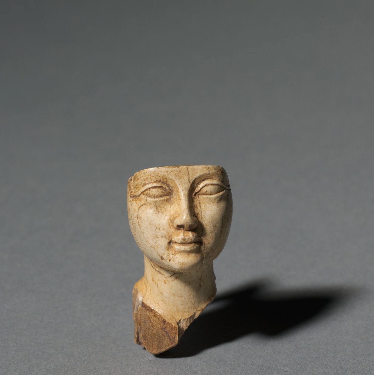 وجه من ملعقة مستحضرات تجميل ، 1391-1353 ق بواسطة الأسرة الثامنة عشر المصرية