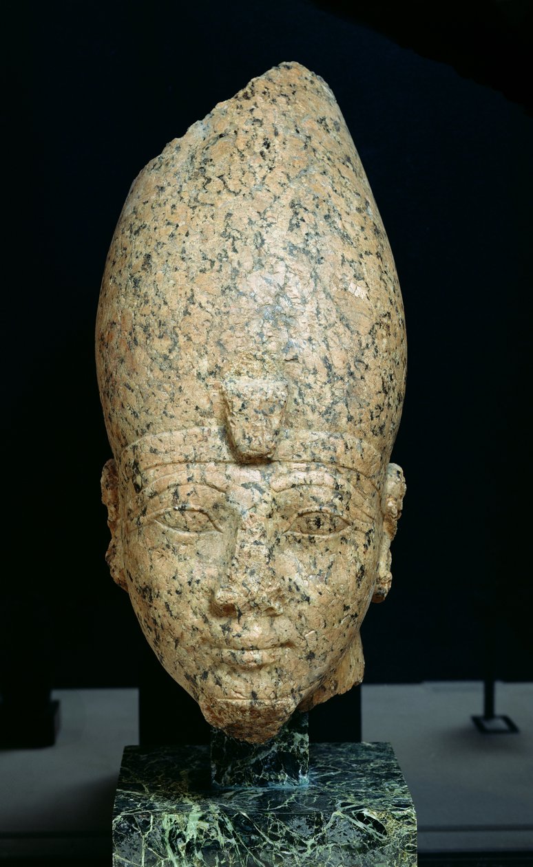 رأس حتشبسوت (c.1473-c.1458 قبل الميلاد) أو تحتمس الثاني (c.1491-c.1479) المملكة الحديثة ، c.1479-1425 قبل الميلاد (الجرانيت) بواسطة الأسرة الثامنة عشر المصرية