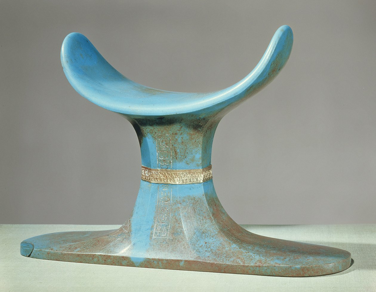 مسند رأس ، من مقبرة توت عنخ آمون (1370-52 قبل الميلاد) المملكة الحديثة (معجون زجاجي أزرق) بواسطة الأسرة الثامنة عشر المصرية