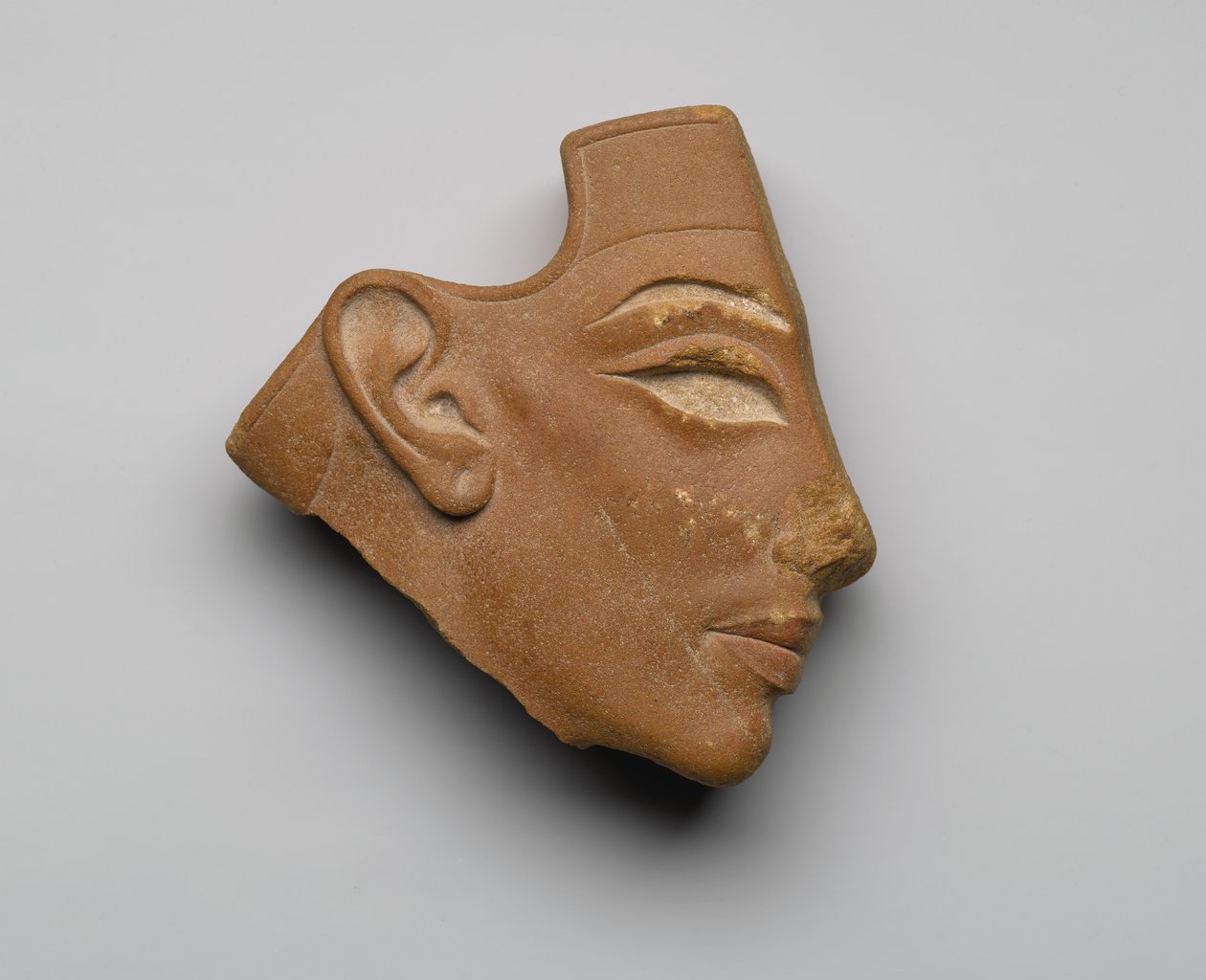 رأس ملف البطانة ، من تل العمارنة ، المملكة الحديثة ، c.1353-36 قبل الميلاد (الكوارتز الأحمر) بواسطة الأسرة الثامنة عشر المصرية