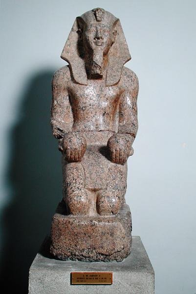 تمثال راكع لأمنحتب الثاني (1427-1392 قبل الميلاد) يحمل قرابين من النبيذ من طيبة ، المملكة الحديثة ، 1450-1425 قبل الميلاد (جرانيت) بواسطة الأسرة الثامنة عشر المصرية