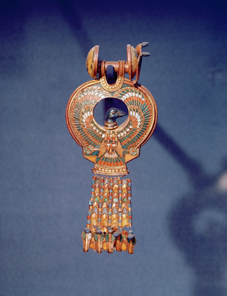 القرط الأيسر من زوج من الأقراط مع طائر أزرق ، من قبر توت عنخ آمون ، وادي الملوك ، طيبة ، 1334-37 قبل الميلاد (الذهب والزجاج المنصهر) (344029) بواسطة الأسرة الثامنة عشر المصرية