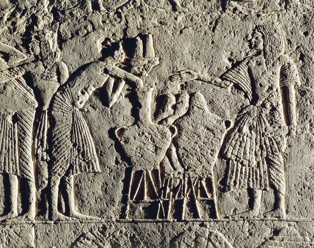 الحياة في معسكر عسكري: العمال العاملون في مراقبة المشروبات (النبيذ والبيرة)، نقش من مقبرة حورمحب في سقارة، تفاصيل بواسطة الأسرة الثامنة عشر المصرية