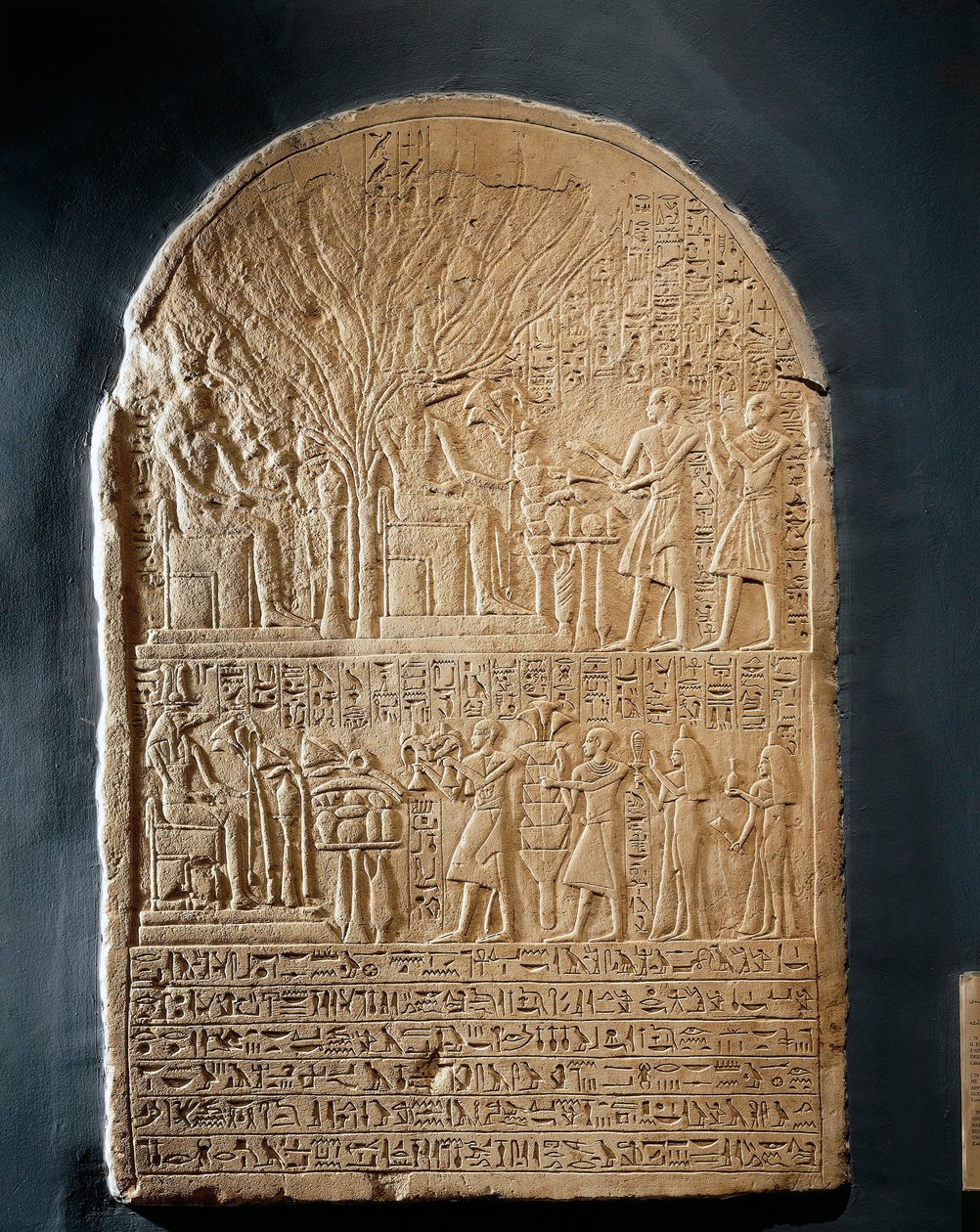 شاهدة من الحجر الجيري لكاهن سوبك الأكبر، من معبد سوبك في دهمشا بواسطة الأسرة الثامنة عشر المصرية