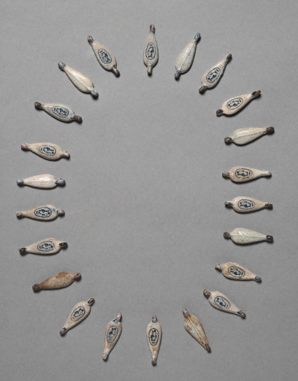 خرز على شكل بتلة ، c.1391-1353 قبل الميلاد بواسطة الأسرة الثامنة عشر المصرية