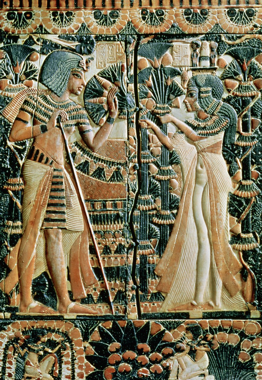 لوحة من غطاء الوعاء تظهر توت عنخ آمون (حوالي 1370-52 قبل الميلاد) وزوجته أنخسينامون في حديقة بالمملكة الجديدة (عاج مصبوغ) بواسطة الأسرة الثامنة عشر المصرية