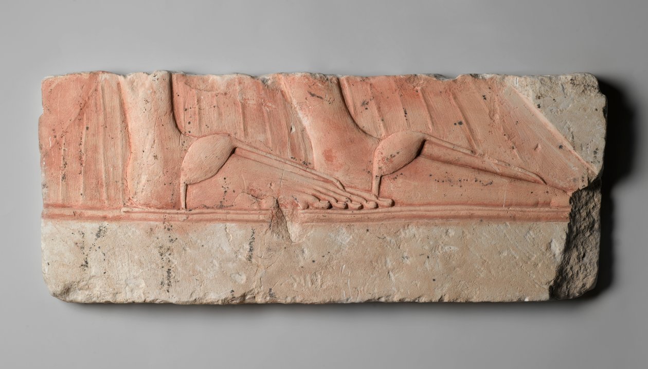 نقش مُصوَّر لأقدام النساء الملكيات في صندل ، من تل العمارنة ، المملكة الحديثة ، c.1353-1332 قبل الميلاد (الحجر الجيري) بواسطة الأسرة الثامنة عشر المصرية