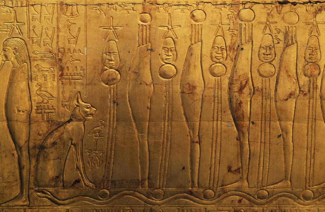 نقوش بارزة على السجل العلوي للوحة الخارجية اليمنى للمصلى الجنائزي الثاني، خزانة توت عنخ آمون، مصر، الحضارة المصرية، المملكة الحديثة، الأسرة الثامنة عشرة بواسطة الأسرة الثامنة عشر المصرية